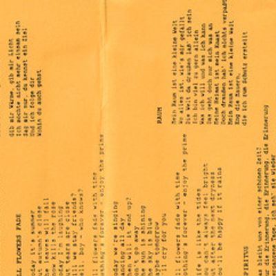 Maschinengeschriebene Liedtexte auf orangefarbenem Papier
